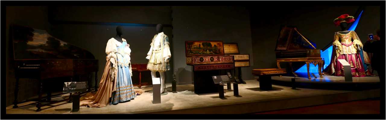 [MuseeDeLaMusique20_06-CostumesEnFete-Pano-moyen.jpg]