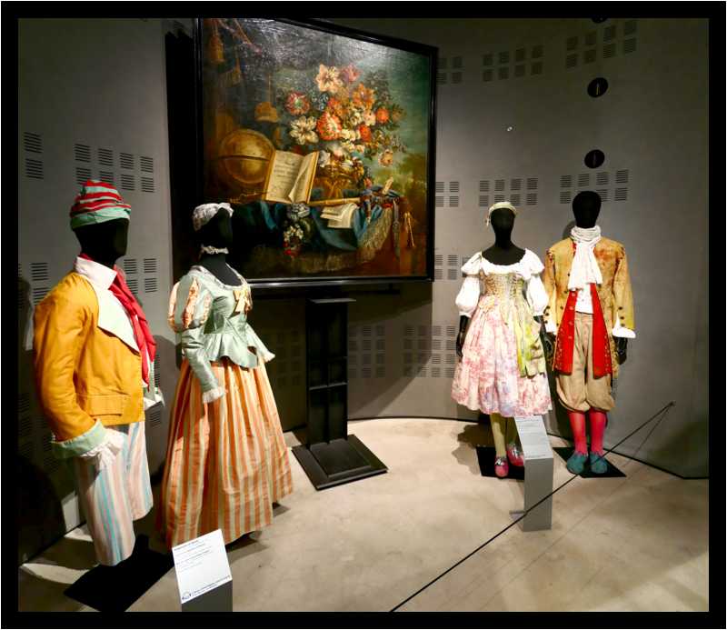 [MuseeDeLaMusique20_12-CostumesEnFete-Pano-moyen.jpg]