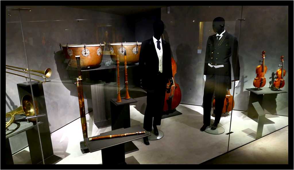 [MuseeDeLaMusique20_17-CostumesEnFete-moyen.jpg]