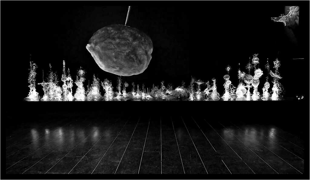 [GalerieDaEnd24_077-BonesAndClouds-Sceno-NB-moyen.jpg]