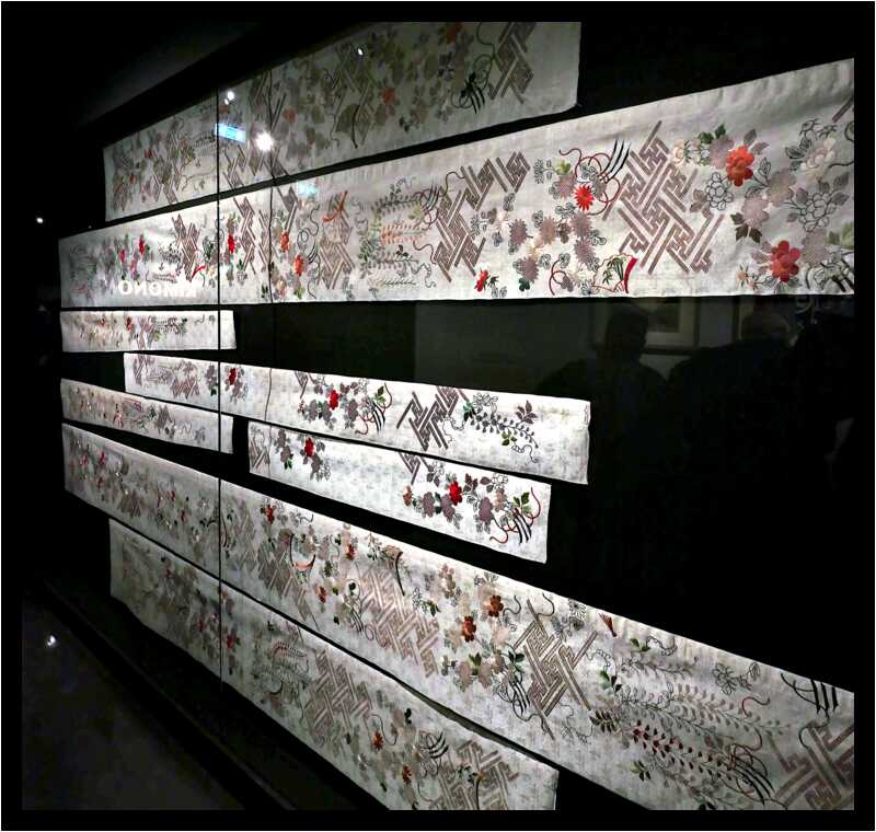 [MuseeDuQuaiBranly22_239-Kimono-Sceno-Pano-moyen.jpg]