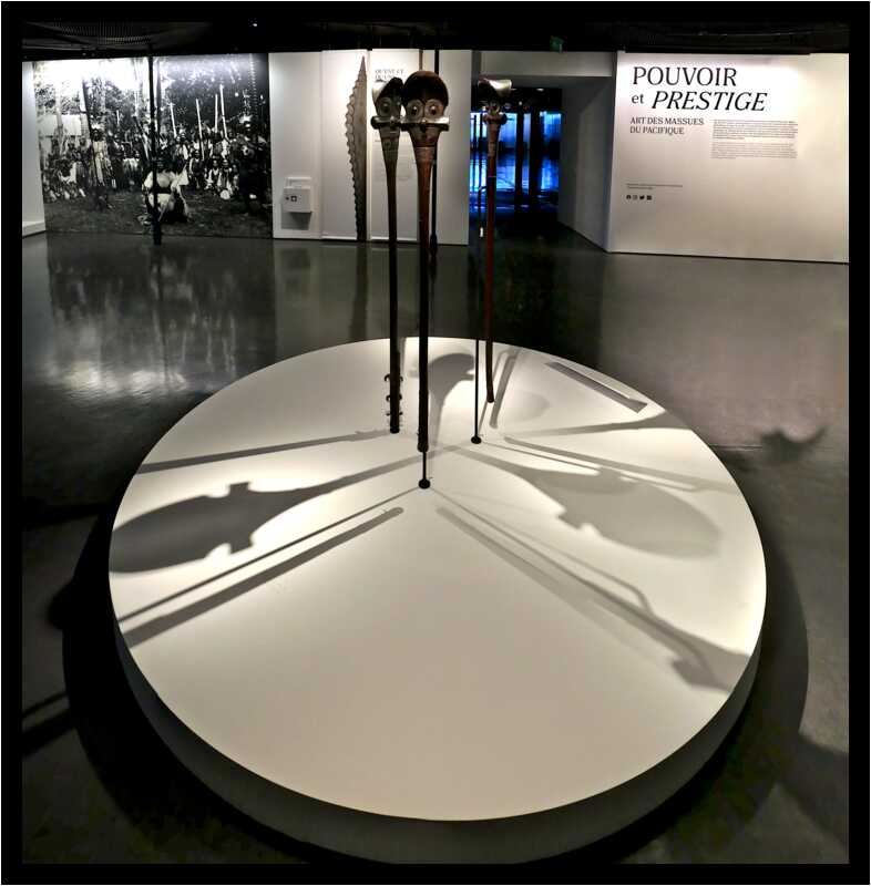 [MuseeDuQuaiBranly22_010-PouvoirEtPrestige-Pano-moyen.jpg]