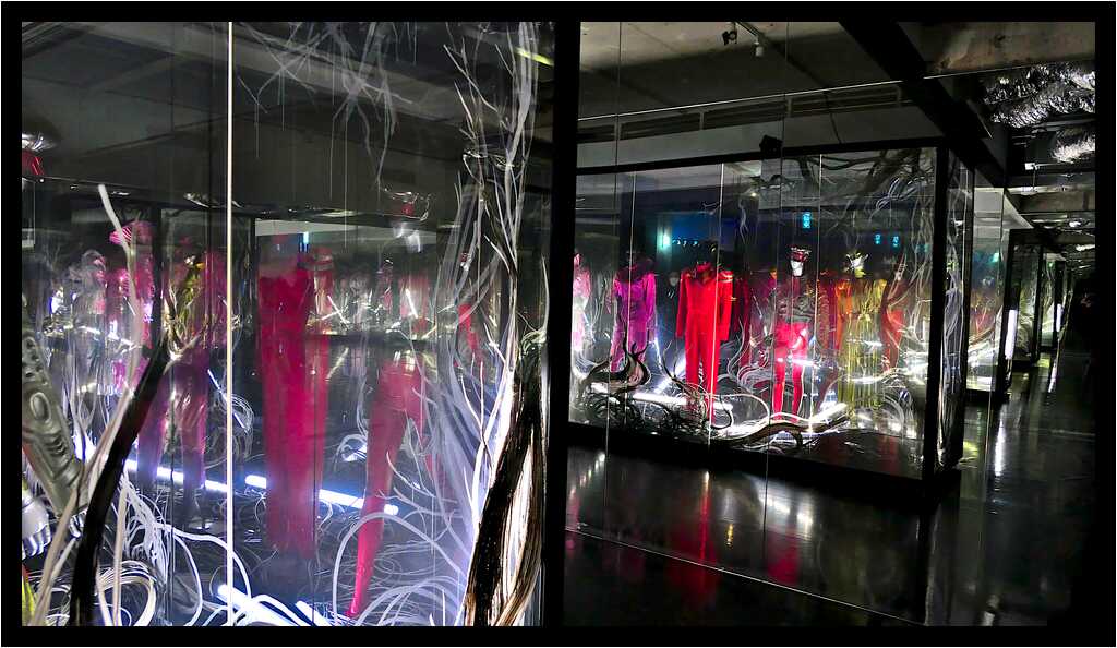 [MuseeDesArtsDecoratifs22_053-ThierryMugler-moyen.jpg]