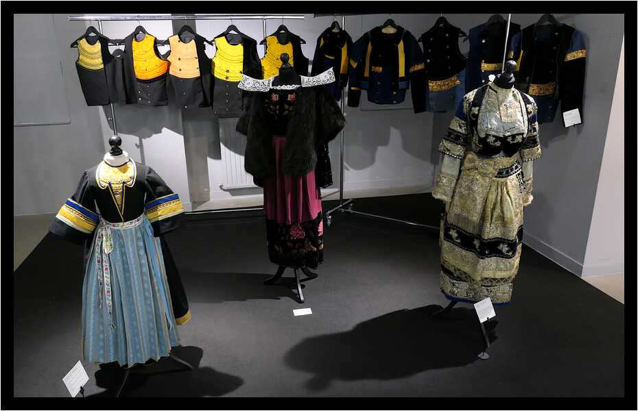 [LePetitEchoDeLaMode22_127-HommageALaBretagne-Sceno-moyen.jpg]