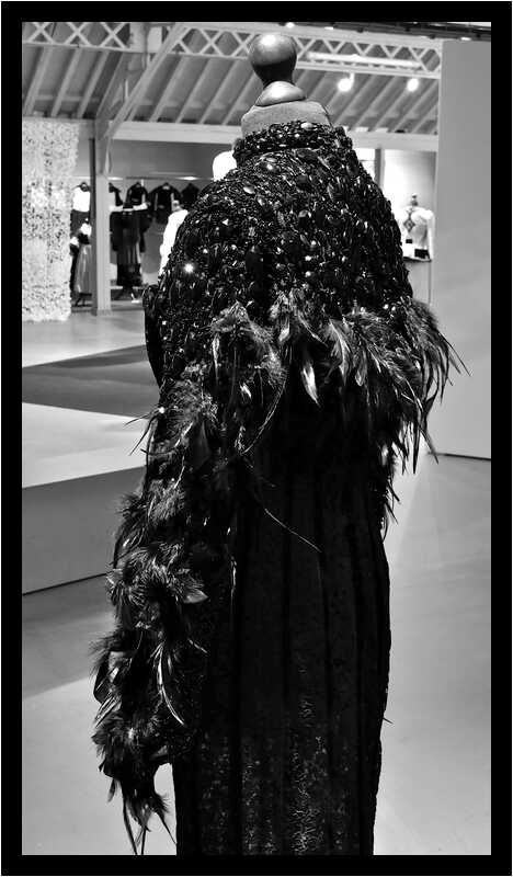 [LePetitEchoDeLaMode22_172-HommageALaBretagne-Detail-NB-moyen.jpg]