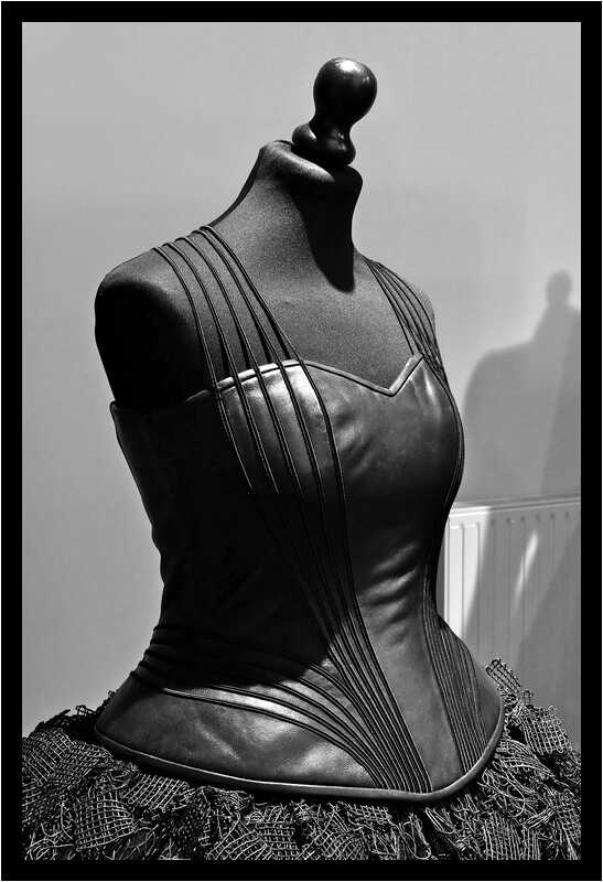 [LePetitEchoDeLaMode22_180-HommageALaBretagne-Detail-NB-moyen.jpg]