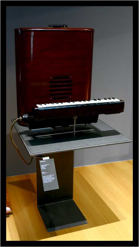 [MuseeDeLaMusique20_074-20eLAccelerationDeLHistoire-moyen.jpg]