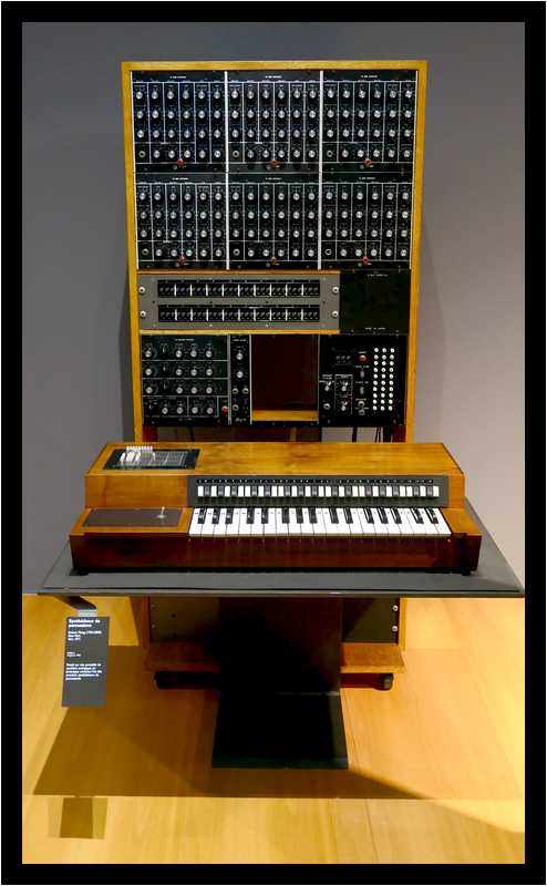 [MuseeDeLaMusique20_076-20eLAccelerationDeLHistoire-moyen.jpg]