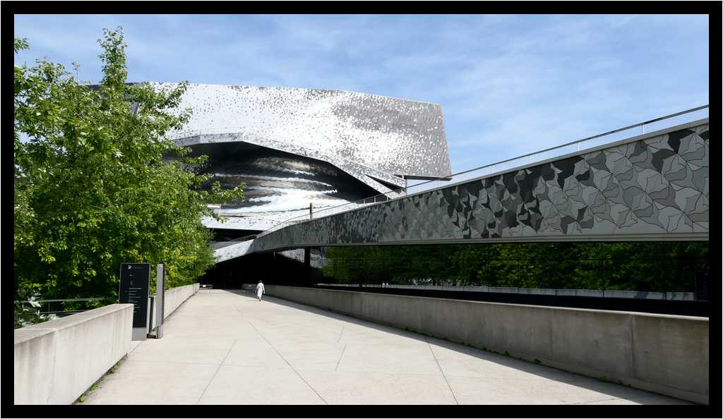 [PhilharmonieDeParis19_07-Archi-Reflet-Gens-moyen.jpg]